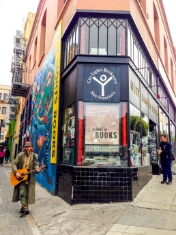 Street musian in the corner of City Lights bookstore, in Jack Kerouac Alley