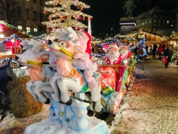 Santa's sleigh in Hojbro Plads' Christmas market, Copenhagen
