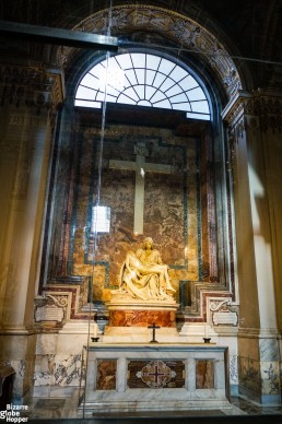 Pièta, the only statue that Michelangelo ever signed