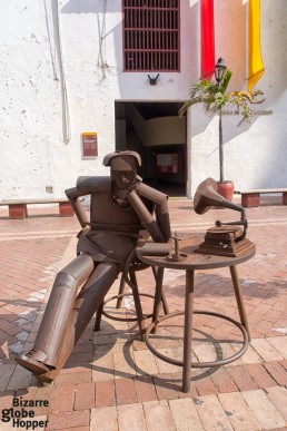 Metal sculpture in front of Museo de Arte Moderno, Cartagena de Indias